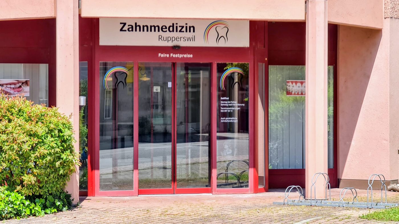 Eingang der Zahnmedizin Rupperswil an der Dorfstrasse 9