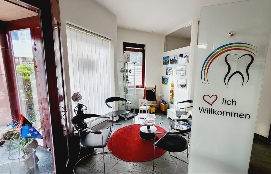 Gemütlicher Wartebereich für Patientinnen und Patienten