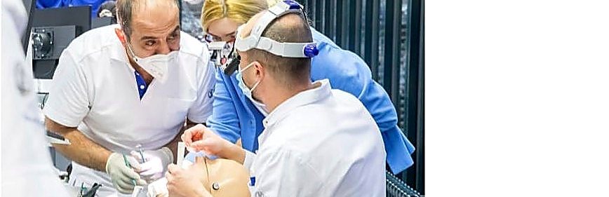 Zahnärztin der Zahnmedizin Rupperswil bei einer Fortbildung